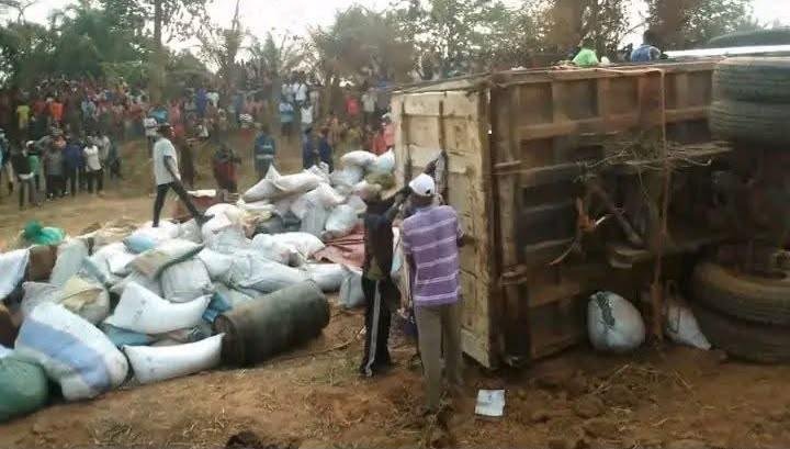 Kasaï Oriental : un camion Howo se renverse sur la RN2 à Katanda, trois morts et plusieurs blessés