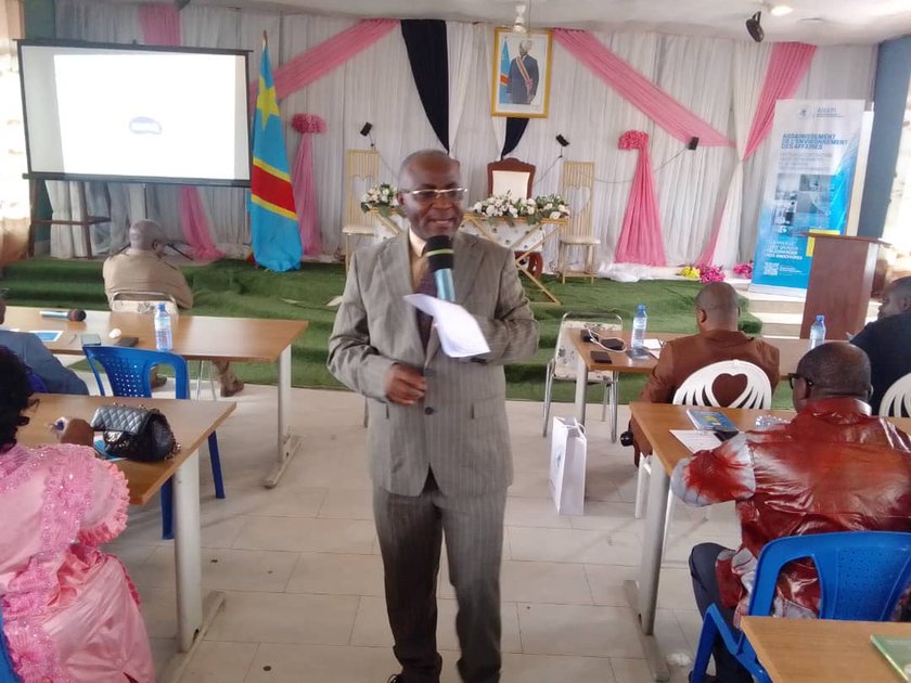 Maniema : à Kindu, l'ANAPI poursuit sa campagne de sensibilisation, le gouverneur Moussa Kabwakubi appelle à traduire les réformes dans les pratiques administratives