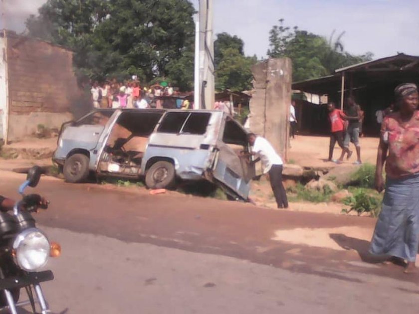 Kasaï-Oriental : un enseignant tué dans un accident, des habitants incendient un bus à Talanga