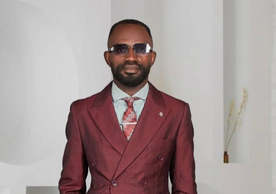 KINDU : des présumés braqueurs présentés au gouverneur ad intérim, un assistanKINDU : des présumés braqueurs présentés au gouverneur ad intérim, la présence d’un assistant parlementaire choque l’opini