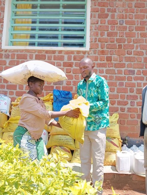 Mwenga : à Kamituga, 70 femmes déplacées de Kasika reçoivent une première assistance humanitaire de l'organisation AMEN asbl