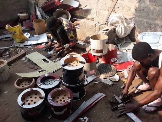 Butembo : des jeunes entrepreneurs misent sur les foyers améliorés en argile pour lutter contre la déforestation