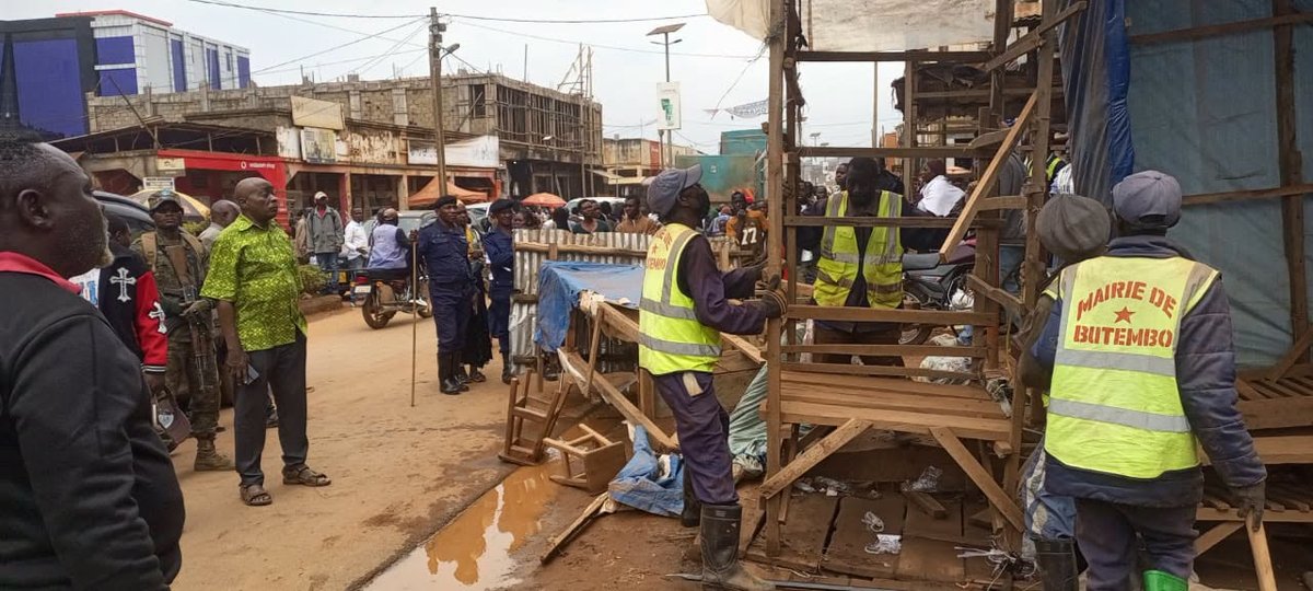 Butembo : assainissement de la ville, la police évacue des kiosques et étalages sur la « rue Kinshasa »