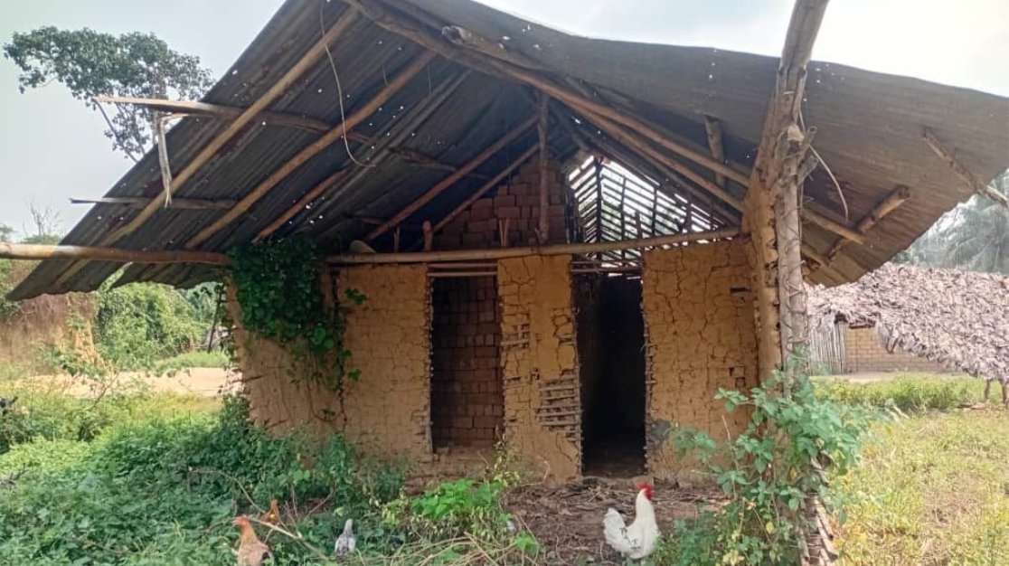Maniema : à Makola, la population transforme un bâtiment abandonné en poste de santé de fortune