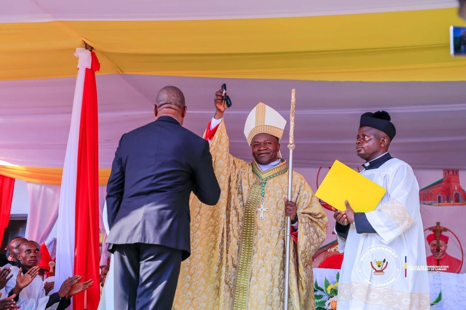 Lomami : à Kabinda, le président Félix Tshisekedi offre une jeep Toyota Land Cruiser et 40 000 dollars au nouvel évêque, Mgr Eustache Ntambue Makoyo