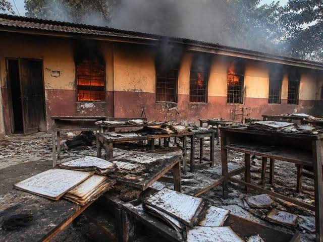 Kinshasa en flammes : après panacée, le petit collège saint pierre touché par un incendie