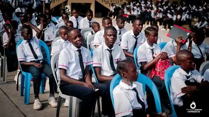 Bukavu : le Complexe scolaire Vision Tupendane apporte une assistance aux familles victimes d’un incendie à Kajangu
