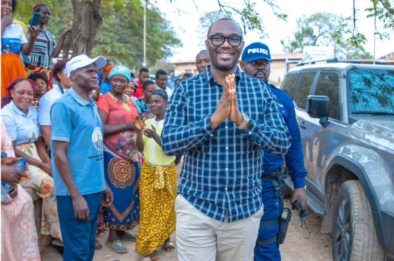 Haut-Katanga : à Kambove, le député provincial Lucien Lumano à l'écoute de ses électeurs, un forage d'eau installé sur son initiative privée