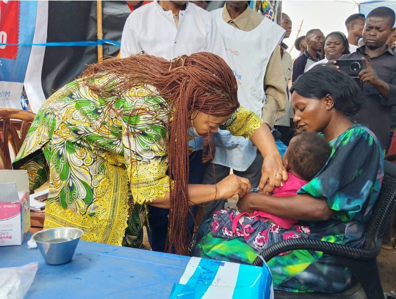 Lomami : Sidonie Ejiba Mpungue passe à l’acte et appelle les parents à vacciner leurs enfants contre la rougeole et la rubéole