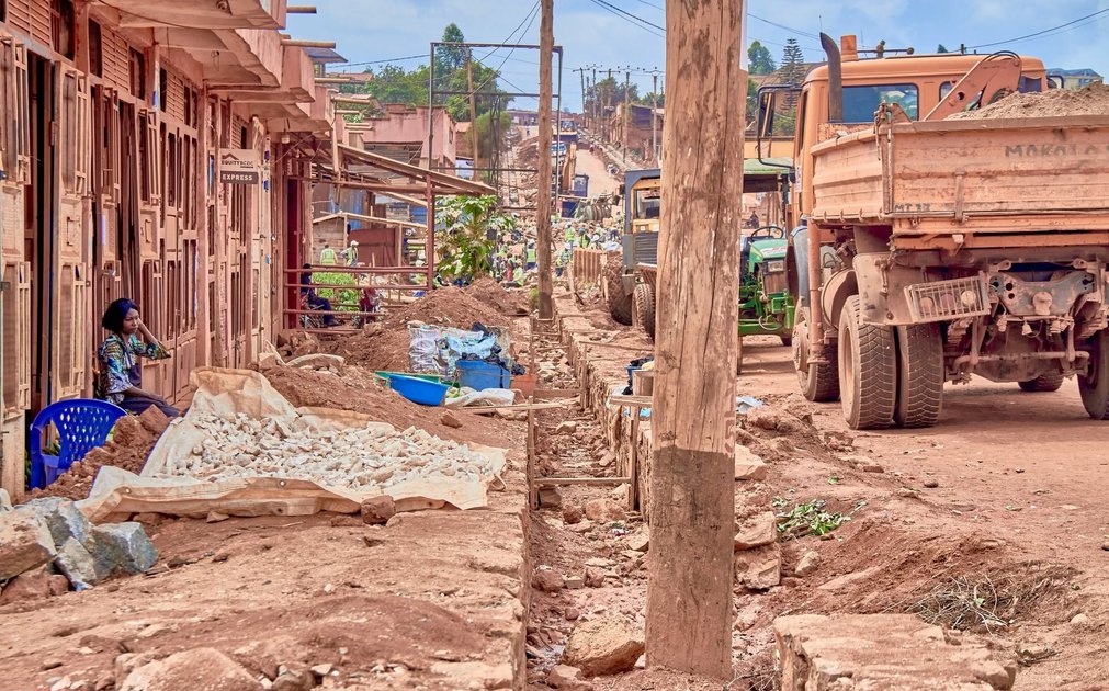 Butembo : les poteaux de la société ENK sur le boulevard Enock Nyamwisi inquiètent les usagers