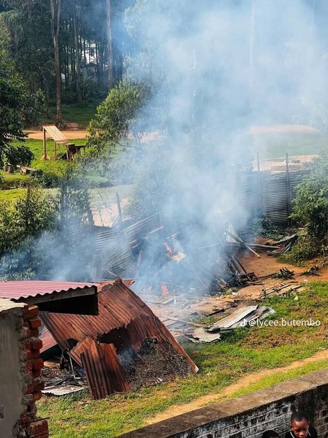 BUTEMBO : DES ÉLÈVES DU LYCÉE BUTEMBO INCENDIENT DES TOILETTES JUGÉES INSALUBRES.