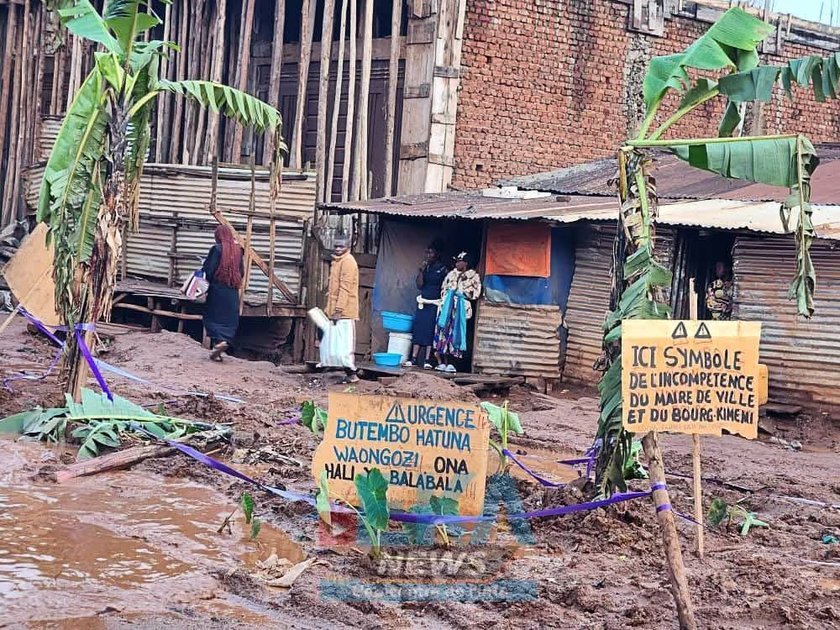 BUTEMBO : DES JEUNES ACTIVISTES PLANTENT DES BANANIERS DANS DES NIDS-DE-POULE POUR DÉNONCER L’ÉTAT DES ROUTES.
