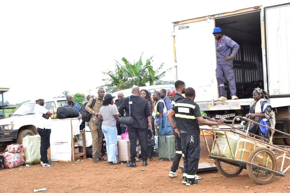 BENI : APRÈS L’INCENDIE DE L’AÉROGARE DE MAVIVI, LES OPÉRATIONS DE LA RVA SE DÉROULENT EN PLEIN AIR.