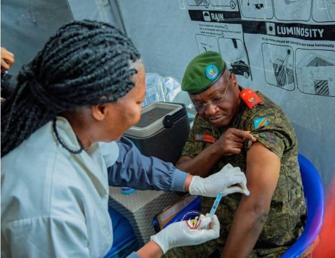 Ituri : le gouverneur militaire Kasongo Mulumba Batoka Baby reçoit sa dose de vaccin contre la maladie à virus Ebola de souche Bundubugyo