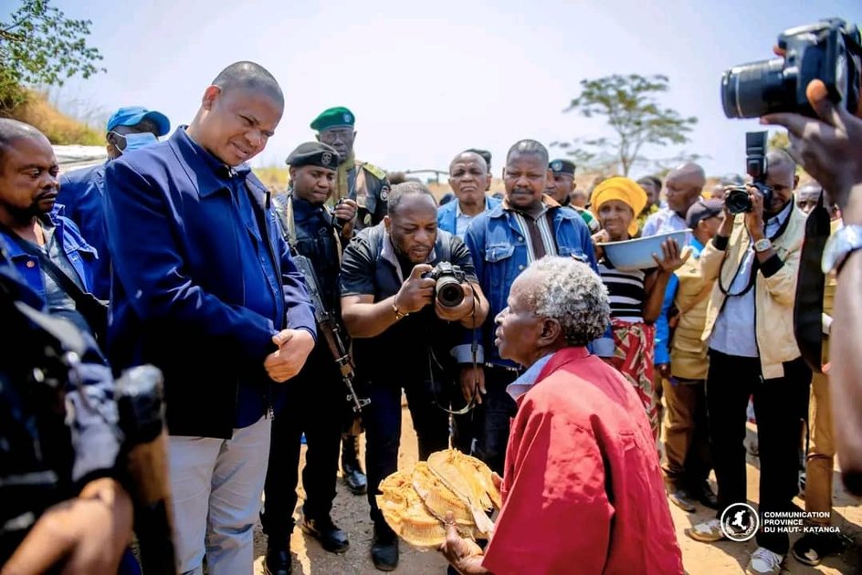 Haut-Katanga : le gouverneur Martin Kazembe Shula apporte vivres, non vivres et réconfort à plus de 4 800 déplacés de guerre à Pweto
