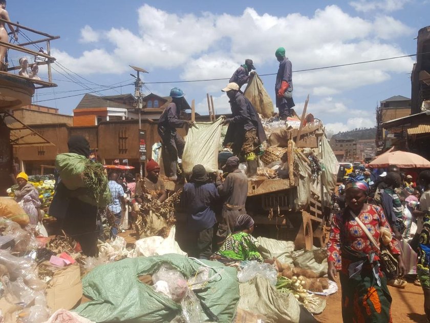 Butembo : les balayeurs et évacuateurs d’immondices dénoncent des conditions de travail « inhumaines » dans une pétition initiée par Maître Sekera