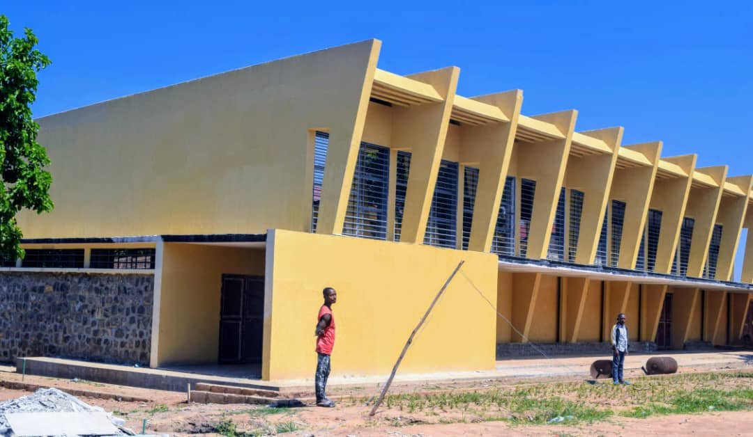 Kasaï-Central : polémique autour de 20 bâtiments destinés à renforcer la gratuité de l’enseignement à Kananga