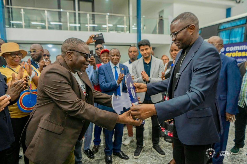 Kinshasa : le ministre Julien Paluku remet deux bus neufs à l'administration du Commerce extérieur pour améliorer la mobilité du personnel