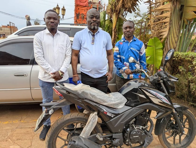 BUTEMBO : le PDG de la maison Kas Gold offre une Moto au magistrat ANE NGOY