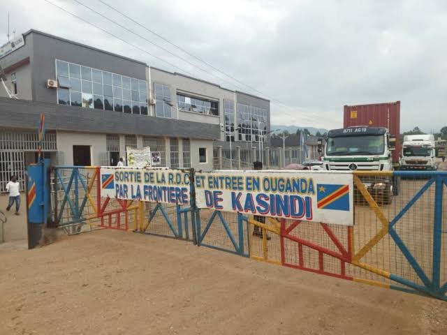 Butembo : des véhicules de marchandises bloqués à Kasindi-Lubiriha, les commerçants dénoncent la hausse des frais de douane et menacent de grève