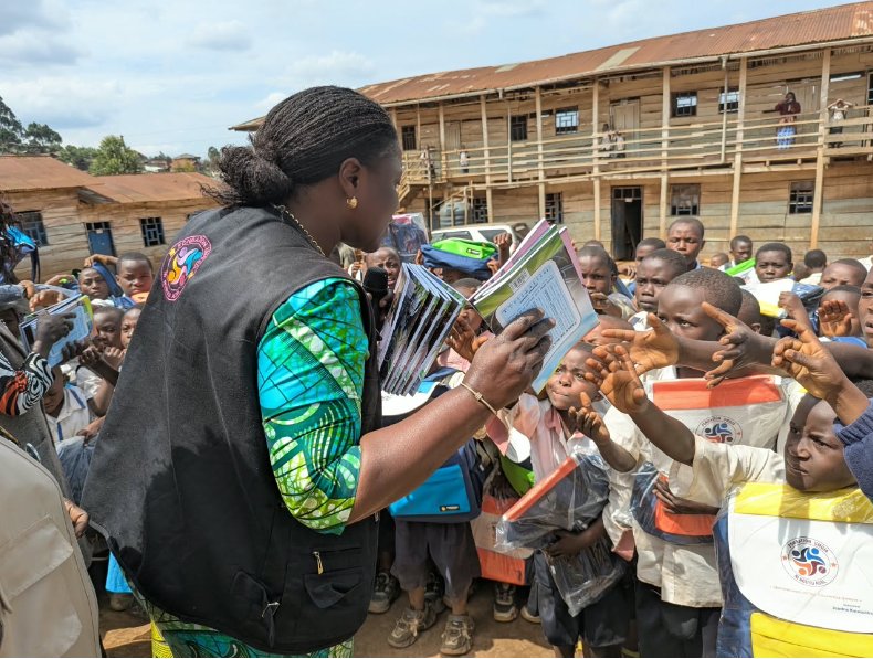 Butembo : plus de 300 écoliers déplacés et orphelins bénéficient d’un appui en fournitures scolaires don de la députée Kavira Katasohire Jeannine