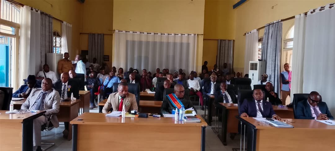 Maniema : à l'Assemblée provinciale, l'assassinat d'un motard à Kindu et l'exploitation minière à Pangi dominent la plénière, un élu réclame la démission du gouverneur