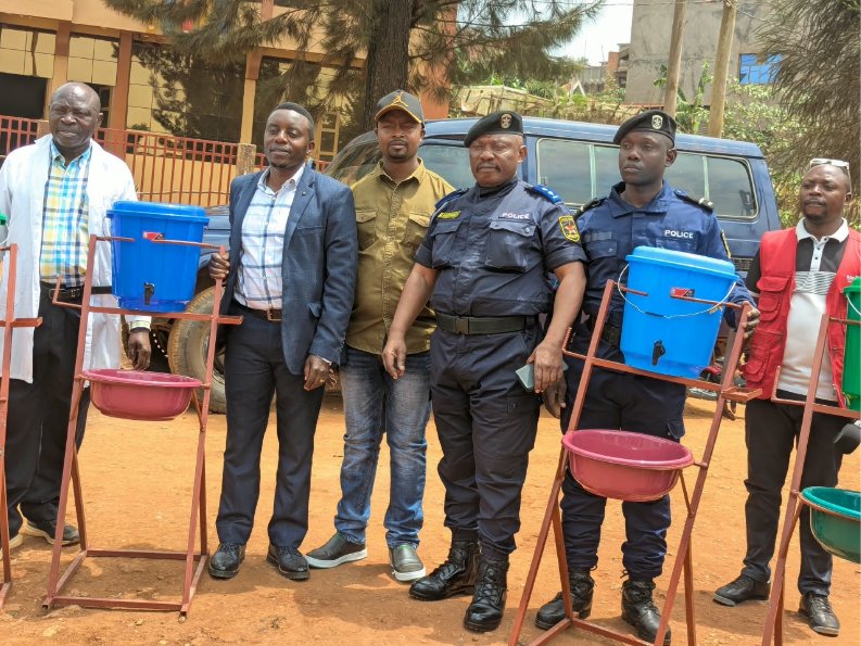 Butembo : la PNC équipe cinq radios en dispositifs de lavage des mains pour renforcer la prévention contre Ebola