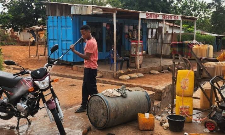 Goma : faute d'emplois, de nombreux jeunes se tournent vers le lavage de véhicules pour gagner leur vie