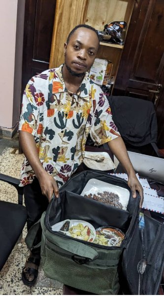 Butembo : Kambale Aristarck diplômé en criminologie, un jeune choisit l'entrepreneuriat dans la livraison de repas et encourage la jeunesse à créer son propre emploi