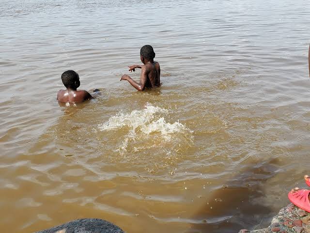 Mwene-Ditu : un enfant de 11 ans meurt, son frère de 14 ans grièvement blessé après avoir été emportés par les eaux d’un caniveau