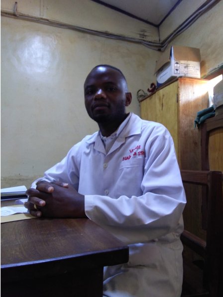 SANTÉ A BUTEMBO : le physiothérapeute KASEREKA MUTUNZI Elie alerte sur le port fréquent des chaussures à hauts talons qui provoque des déformations du pied et d’autres problèmes de santé