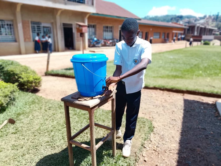 Butembo : face à Ebola, l'école primaire Matengenezo installe des dispositifs de lavage des mains, mais la distanciation reste un défi