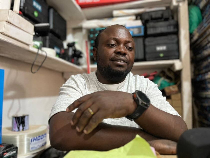Butembo : à la Journée internationale des artistes, Mbusa Jeannot, alias Kahola, raconte sa reconversion de la construction à la peinture