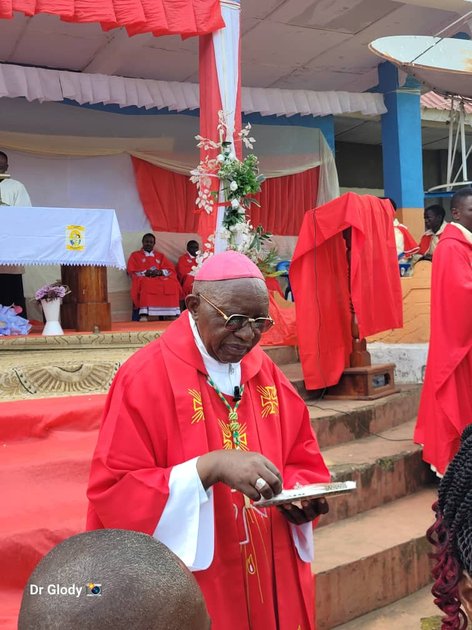 Vurusi : monseigneur Paluku Sikuli confère le sacrement de confirmation à 229 chrétiens lors de sa première visite pastorale