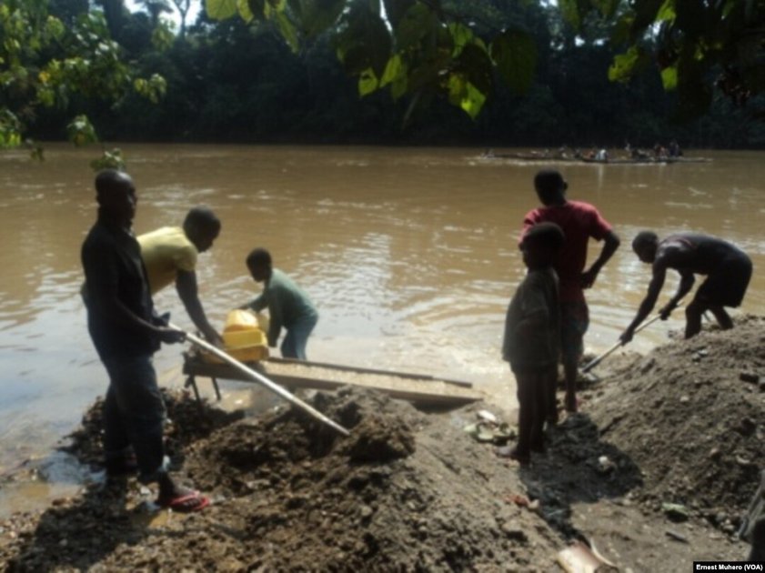 Sud-Kivu : à Kamanyola, des enfants exposés aux engins explosifs et aux travaux dans les briqueteries