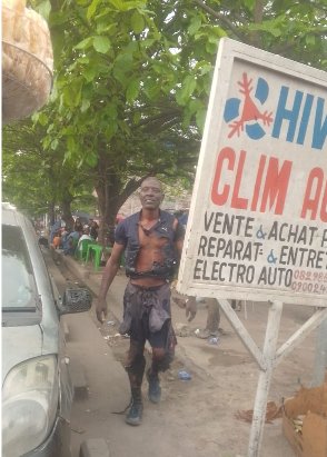 Kinshasa : un motard échappe de justesse à l’incendie de sa moto en pleine circulation