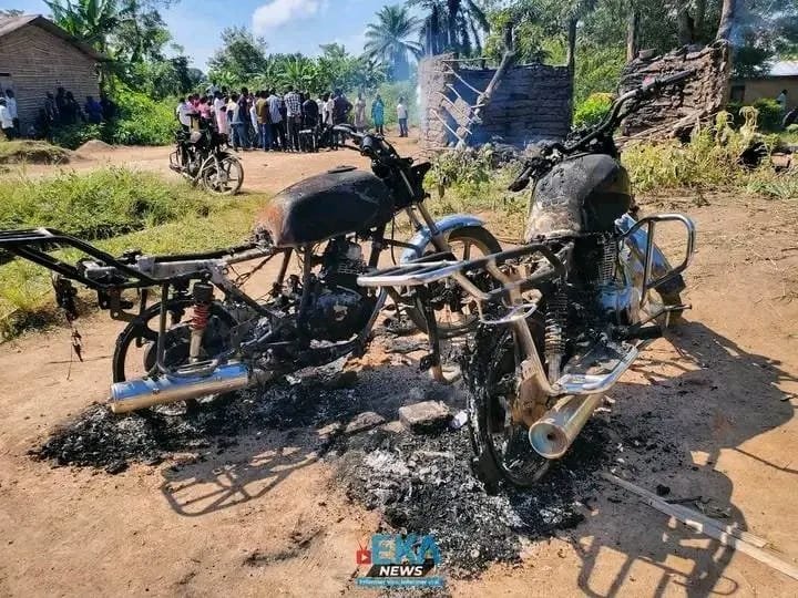 Ituri : six motos incendiées par les ADF sur l'axe Makumo-Mahu, un défenseur des droits humains appelle à renforcer les opérations militaires