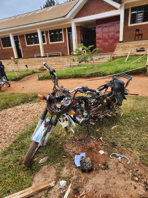 Butembo : une moto incendiée et deux blessés après l'incursion d'inconnus à l'Institut Kikyo, à Bulengera