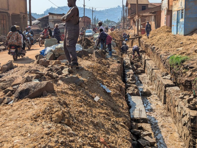 Butembo : les travaux de la route Mutsanga progressent, la jeunesse salue l’évolution du chantier