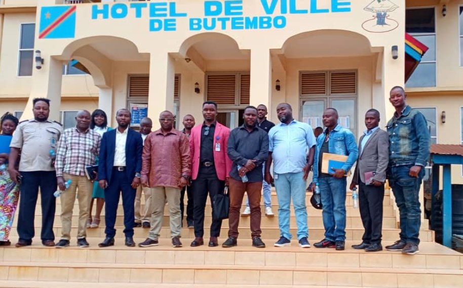 Butembo : passation de pouvoir à l’antenne de l’OBLC entre John Mwira, chef a.i. sortant, et Philémon Joseph, nouveau chef d’antenne