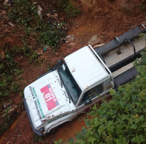 Butembo : une jeep de la PNC fait un tonneau dans un ravin au retour d'un enterrement, deux policiers grièvement blessés