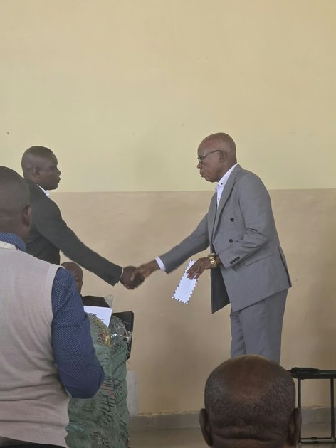 Maniema : le Sous-PROVED de Kibombo 1 rend compte de l'utilisation du premier lot de 500 tôles, alors que le gouverneur remet un deuxième lot aux sept territoires