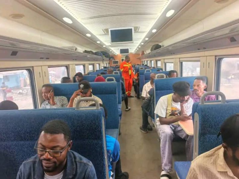 Après quinze années d’interruption, le train urbain a officiellement repris du service ce mercredi 19 août 2026 dans la capitale de la République démocratique du Congo. La relance de ce moyen de trans