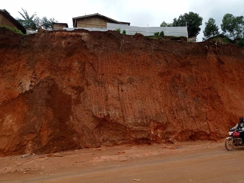 Nord-Kivu : des érosions et glissements de terres sont provoqués par les travaux de modernisation de la route Butembo-Kanyabayonga, les riverais dont les parcelles sont menacées s’en plaignent