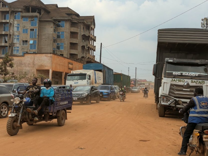 Butembo : malgré sa réhabilitation, le boulevard Julien Paluku ex-rue Kinshasa étouffé par des parkings pirates de camions