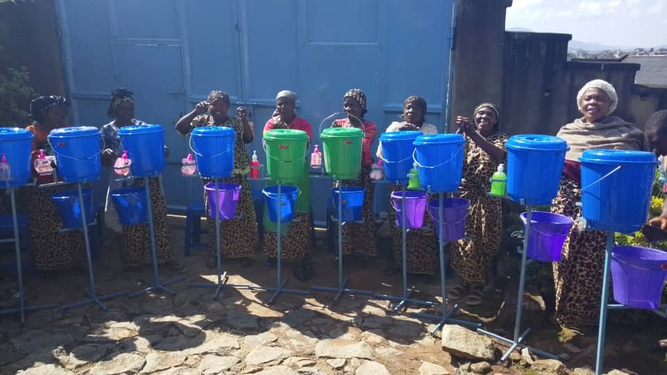 Butembo : la SOFEJEP distribue des kits de lavage des mains à 44 ménages pour prévenir Ebola