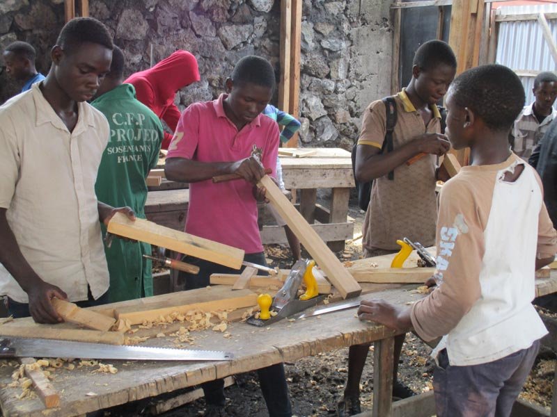 Rutshuru : à Kiwanja, des jeunes sourds déplacés de guerre se forment à la menuiserie pour retrouver leur autonomie