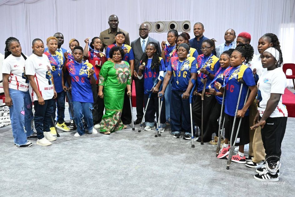 Kinshasa : les léopards dames u-25 reçues par le président Félix TSHISEKEDI.