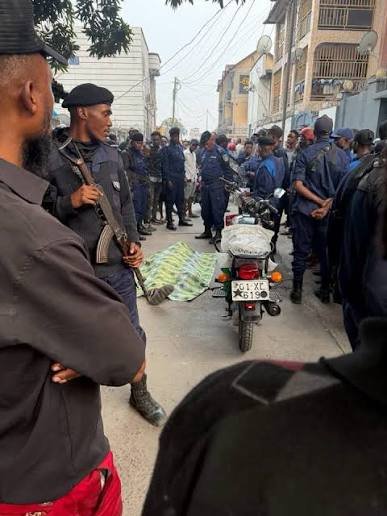 Kinshasa : un motocycliste meurt après une altercation avec des agents de contrôle, un sous-commissariat de police incendié à Kasa-Vubu