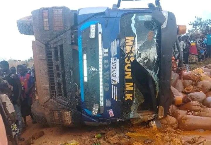LOMAMI : un bus Transco fait une sortie de route sur la RN1 à Kanyiki, plusieurs blessés légers